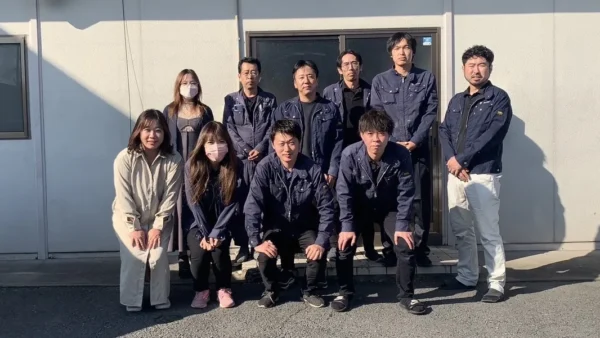 社屋の前に並ぶ株式会社フロンティアの皆さま